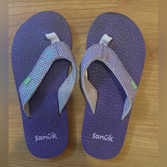 Girls Sanuk Flip Flops - Picture 1 of 3